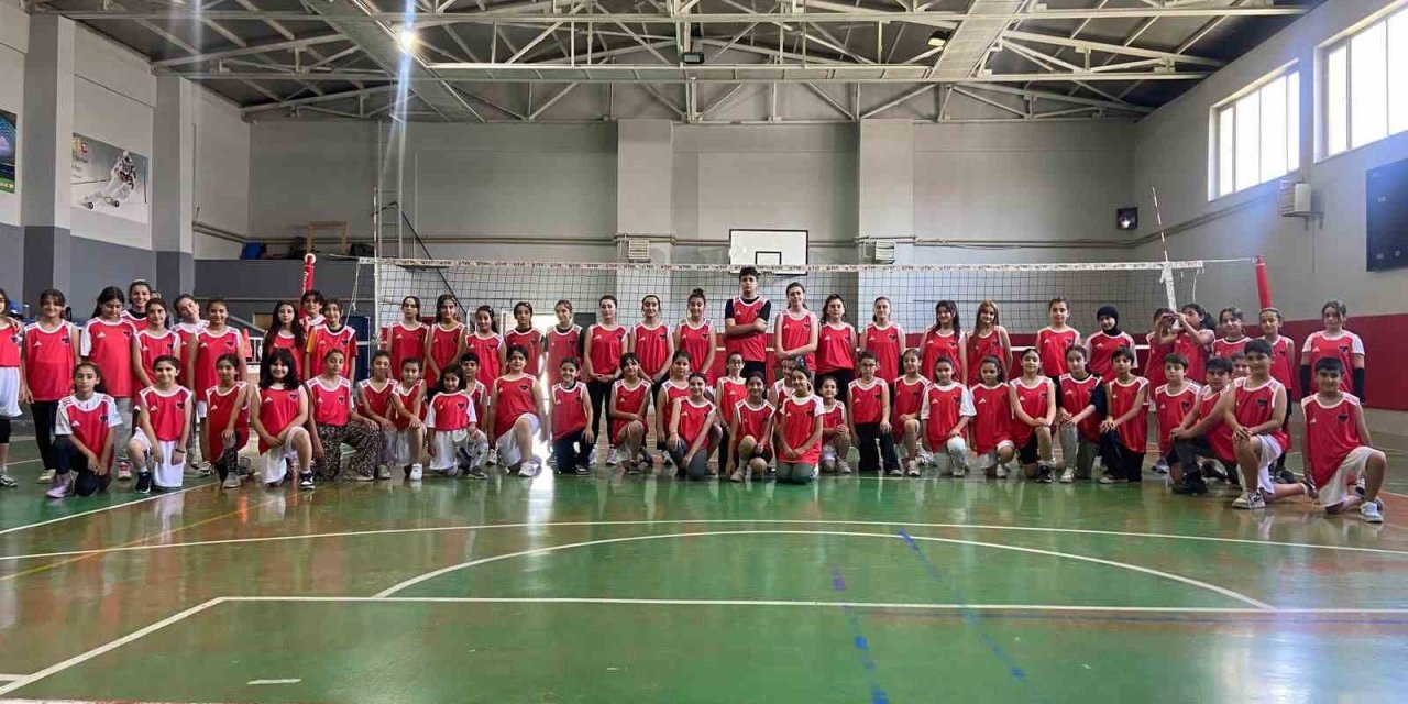 Van Büyükşehir Belediyespor geleceğin voleybolcularını yetiştiriyor