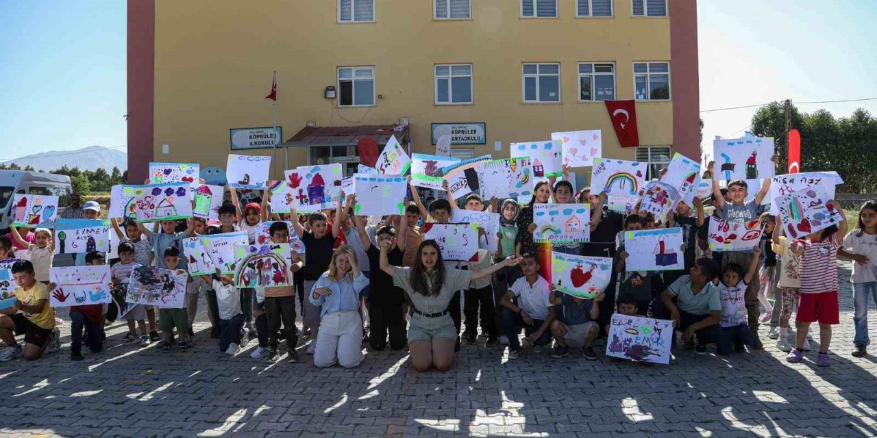 Çocuklar hayallerindeki dünyayı resmetti
