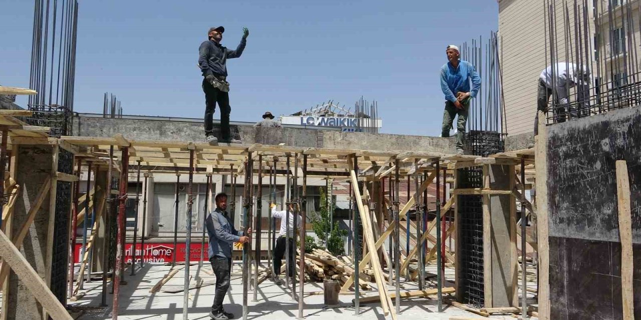 Van’da inşaat işçilerinin sıcakla mücadelesi