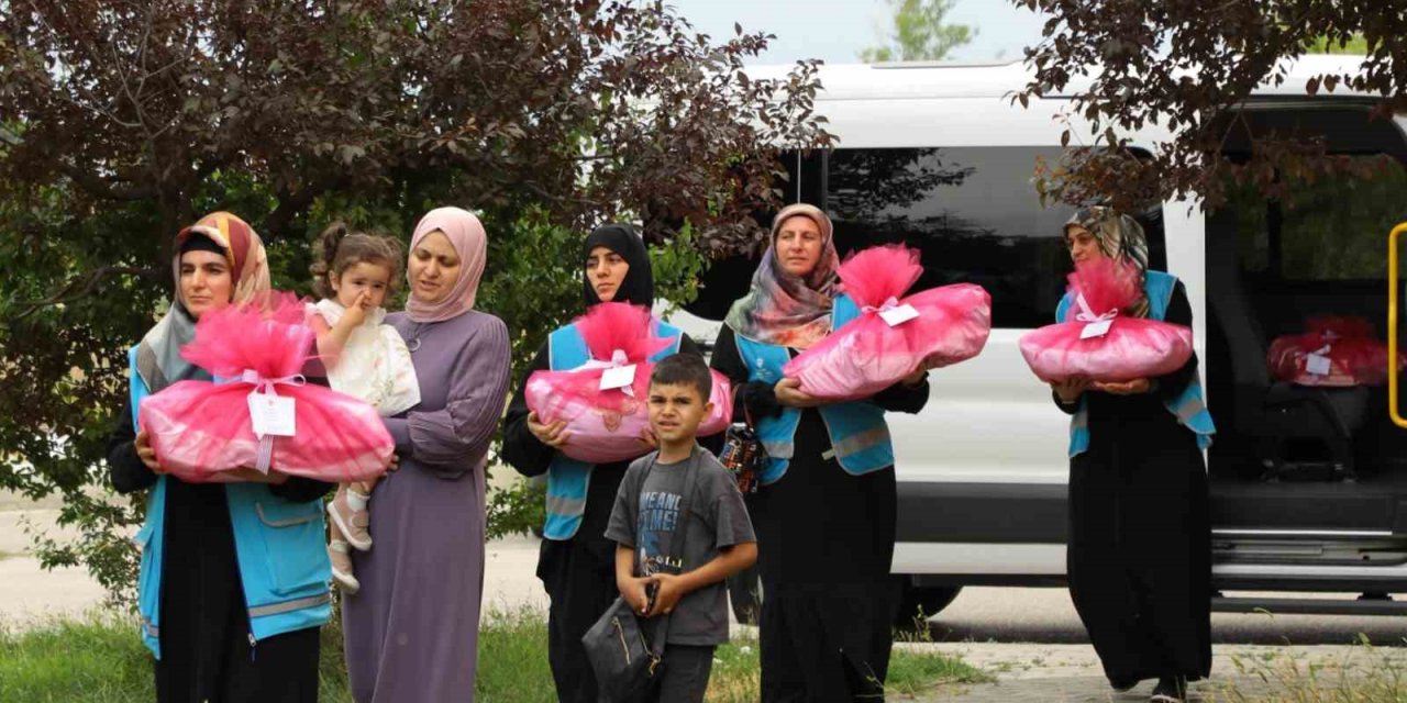 Erzincan’da hayırsever ve gönüllülerin hazırladıkları çeyiz setleri nişanlı kızlara ulaştırıldı