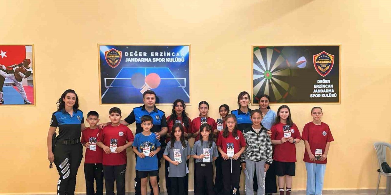 Erzincan emniyeti öğrencileri bilgilendirmeye devam ediyor