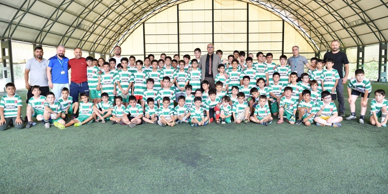 Geleceğin yıldızları Yeşilyurt Belediyesi futbol kursunda yetişiyor