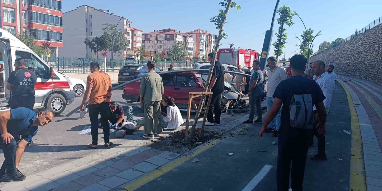 Kontrolden çıkan otomobil refüje çarptı: 4 yaralı
