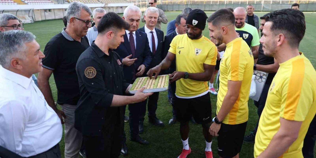 Vali Çakır, Muşspor’un antrenmanını izledi ve takıma destek çağrısı yaptı