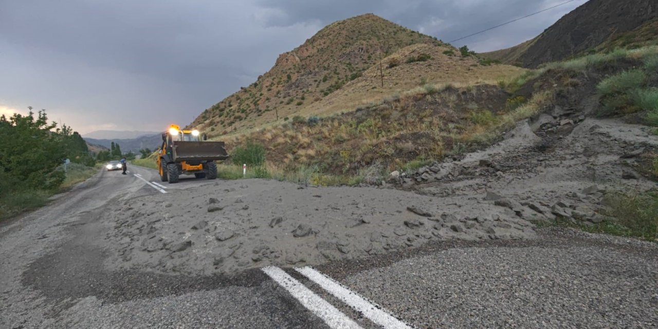 Erzurum’da sel yolu kapattı