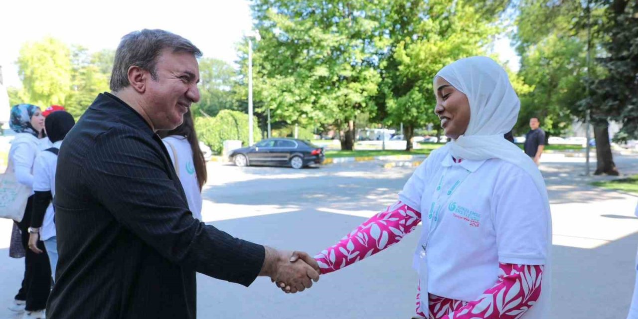 Vali Aydoğdu 12 farklı ülkeden Erzincan’a gelen 14 öğrenciyi ağırladı