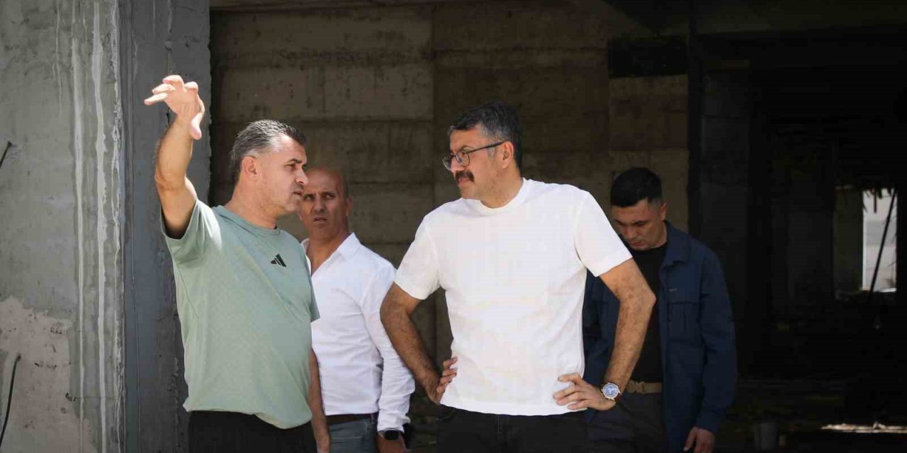 Vali Çelik, çok amaçlı spor salonu inşaatını inceledi