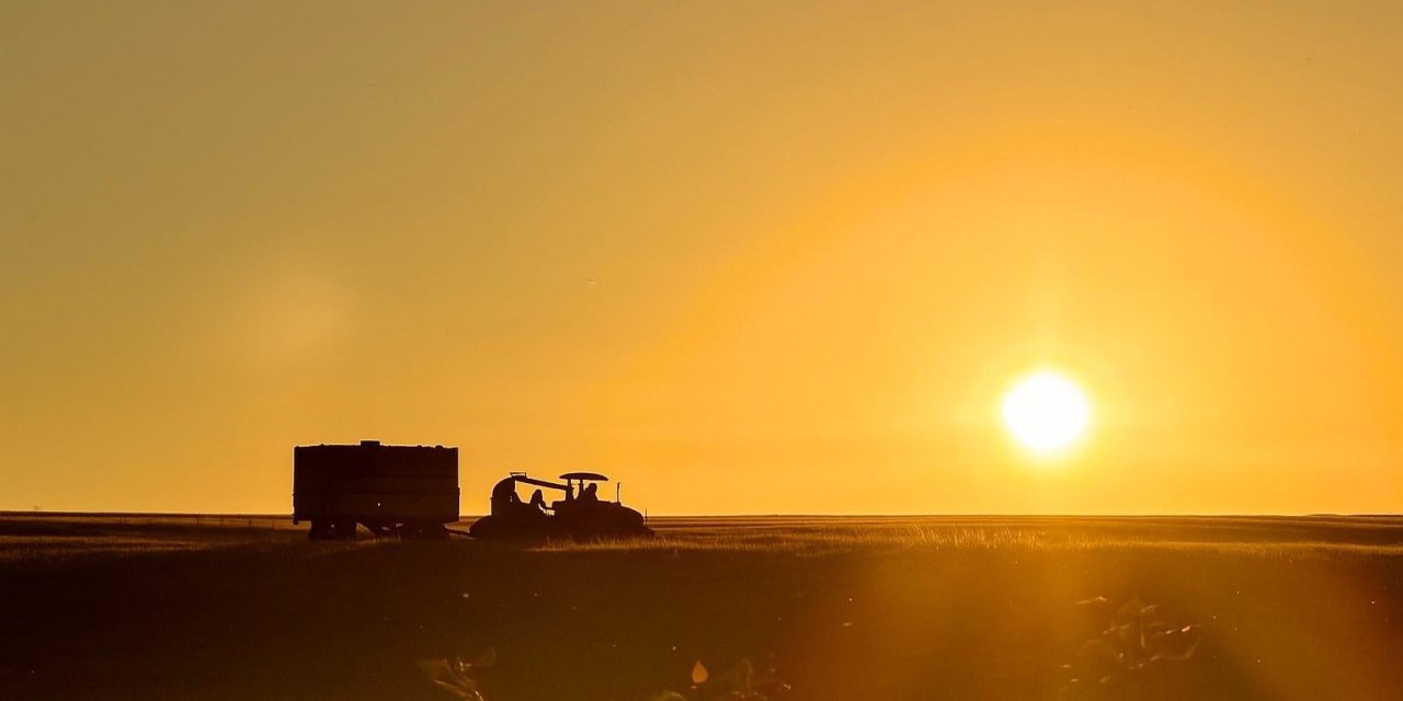 Ağrı’da gün batımıyla harman mesaisi