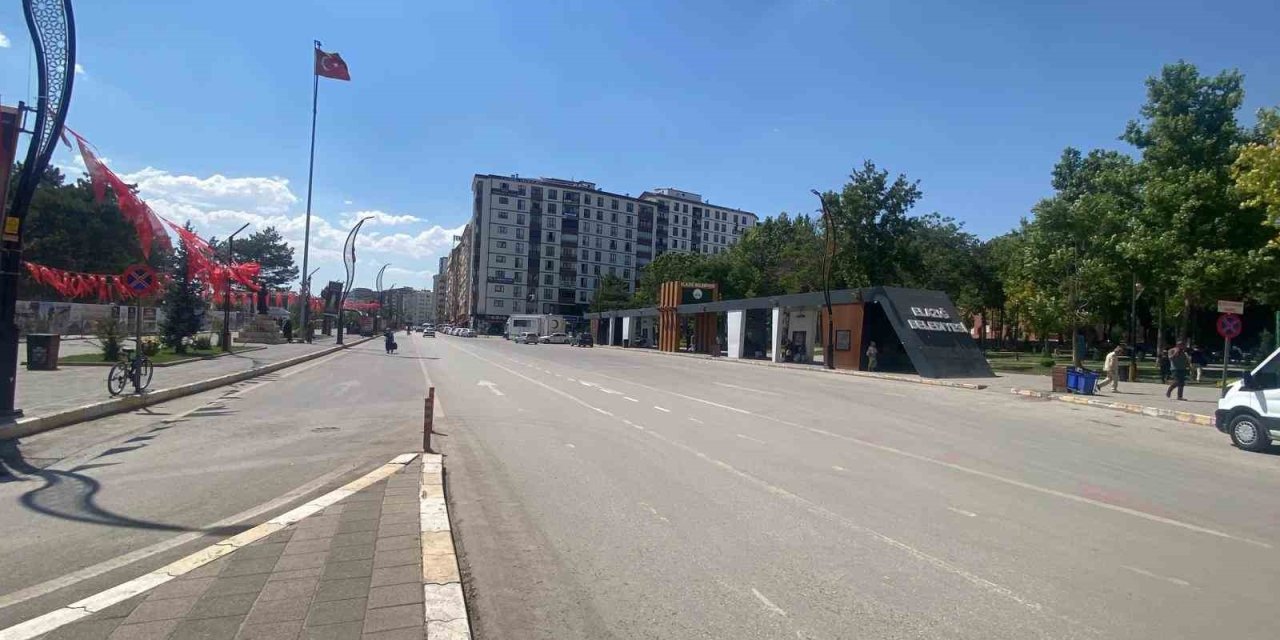 Elazığ’da sıcaklık 40 dereceye yaklaştı, caddeler boş kaldı