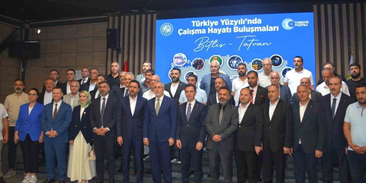 Bakan Işıkhan: "Bugün geleceğe umutla yürüyoruz"