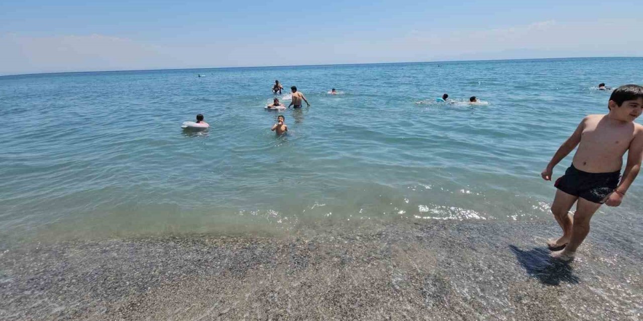 Van Gölü sahilleri Ege’yi aratmıyor