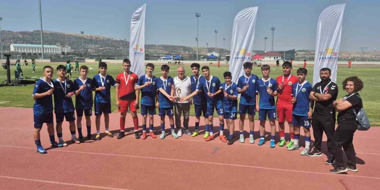 Erzincan Futbol Takımı Anadolu Yıldızlar Ligi’nde Türkiye üçüncüsü oldu