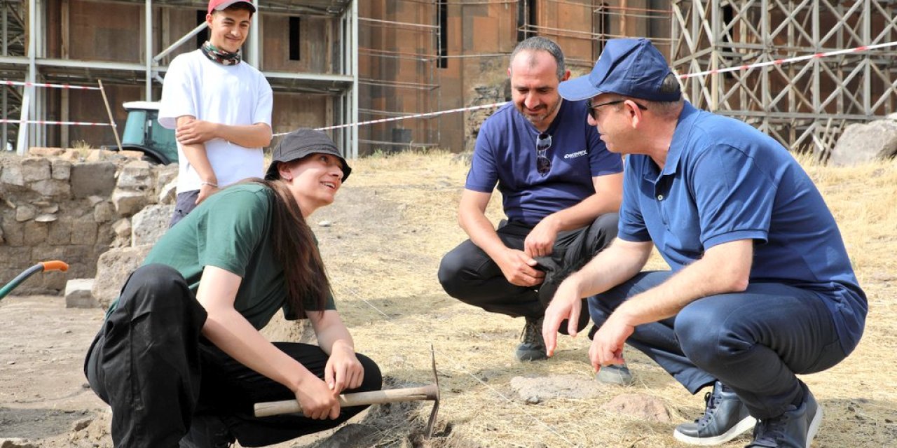 Vali Polat, Ani'deki kazı çalışmalarını inceledi