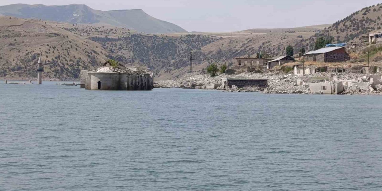Karakurt Baraj Gölü’nde sular çekildi, tarihi köy yeniden ortaya çıktı