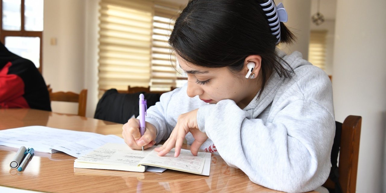 Çilesiz semt pazarı, modern kütüphane ile dönüşüyor