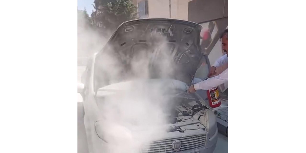 Elazığ’da park halindeki otomobil alev topuna döndü