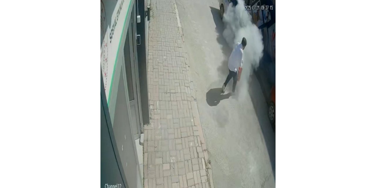 Elazığ’da araç yangını güvenlik kameralarına yansıdı