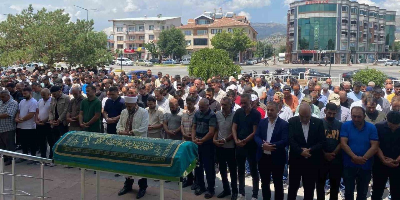 Pülümür Çayı’nda hayatını kaybeden genç Erzincan’da son yolculuğuna uğurlandı