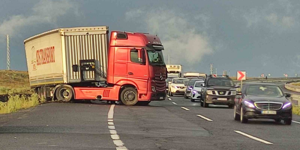 Kayan tır yolu kapattı: 4 kilometrelik kuyruk oluştu