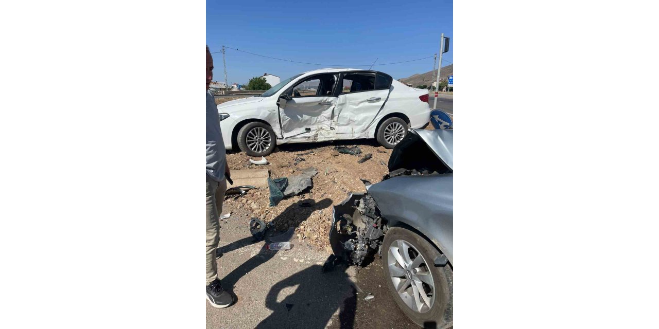 Bingöl’de otomobiller çarpıştı: 2 yaralı