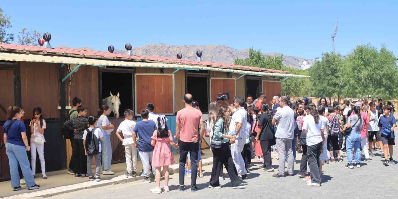 Elazığ’da çocuklar doyasıya gezdi