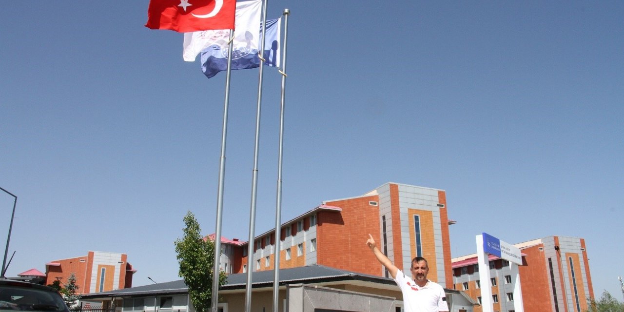 Spor tesislerindeki bayraklar yenilendi