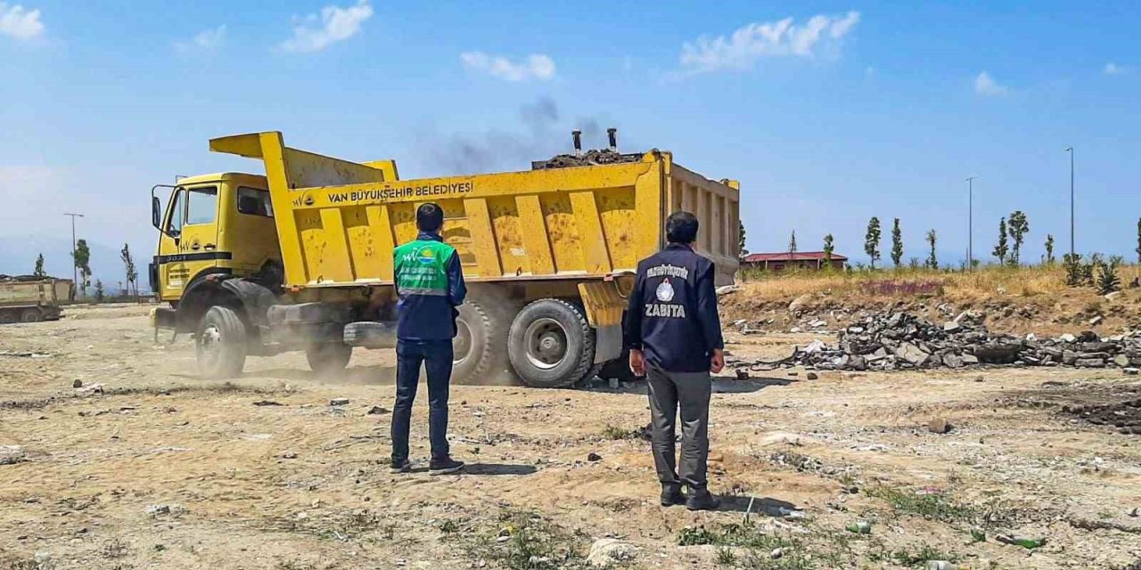 Van Büyükşehir Belediyesi’nden hafriyat temizleme çalışması