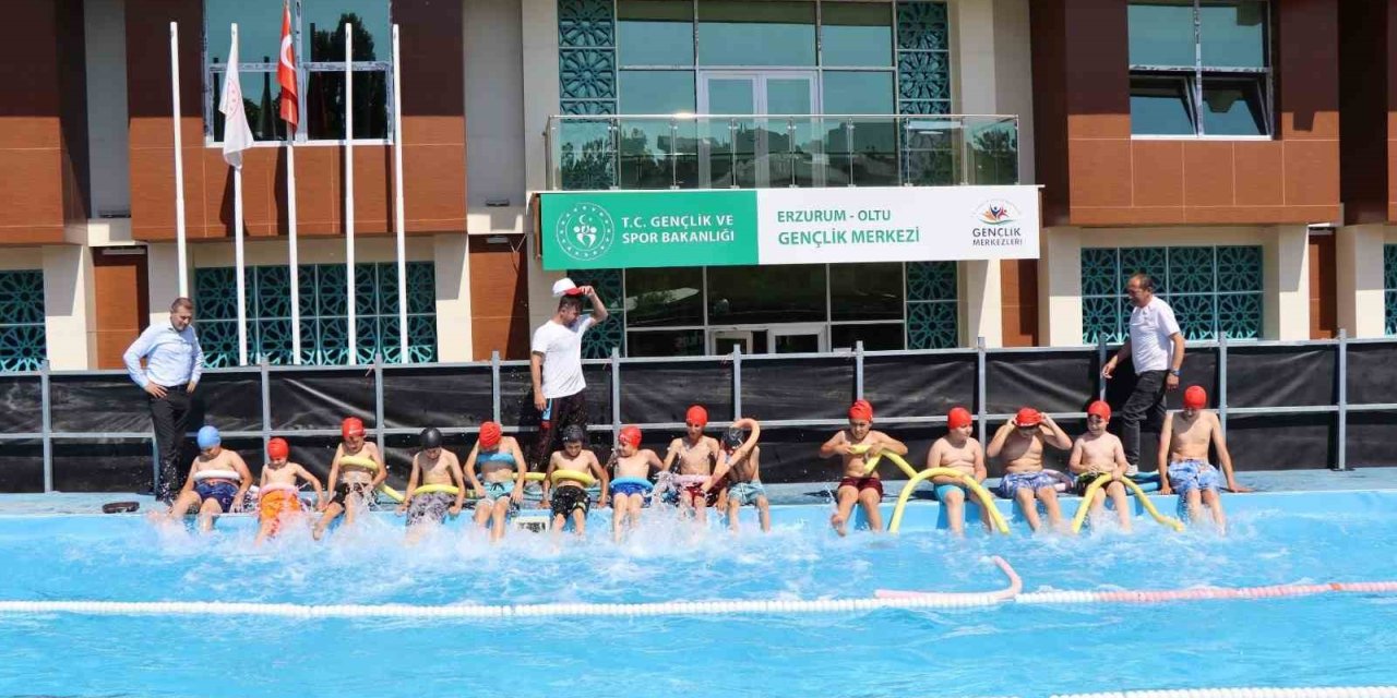 Sıcaktan bunalan çocuklar yüzme kurslarına akın etti