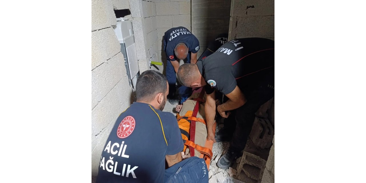 Darende’de inşaatta asansör boşluğuna düşen kadın yaralandı