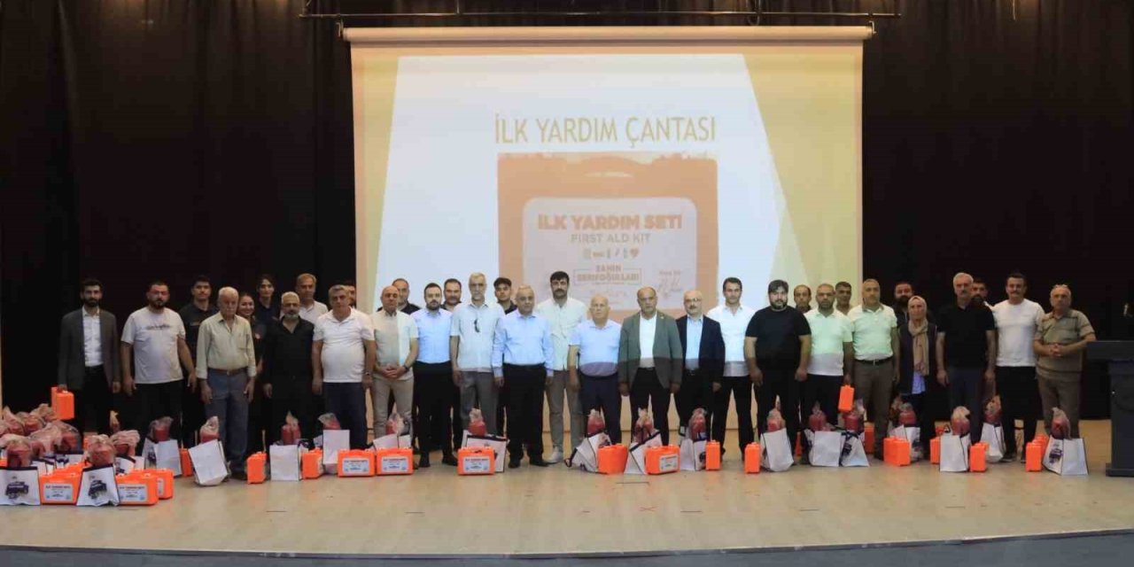 Elazığ Belediyesi muhtarlara ilk yardım ve yangın söndürme tüpü dağıttı