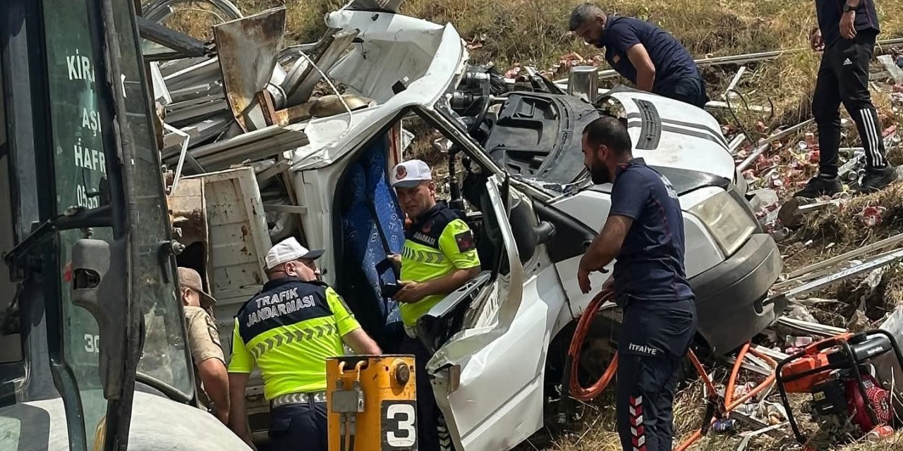 Bingöl’de hurda yüklü pikap devrildi: 1 yaralı
