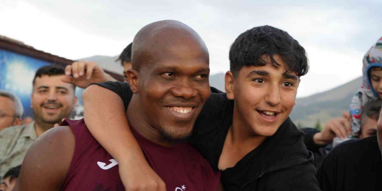 Erzurum’daki üçüncü taraftar buluşmasında Trabzonspor’a yine sevgi seli