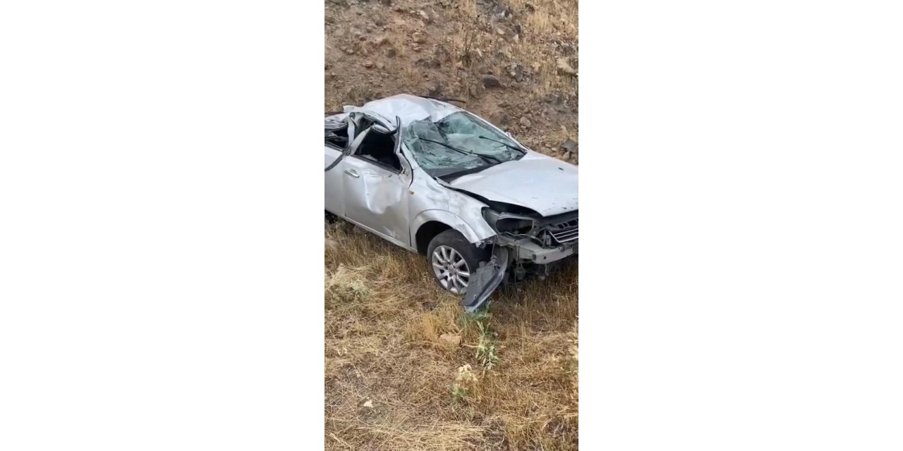 Elazığ’da otomobil şarampole yuvarlandı: 2 yaralı