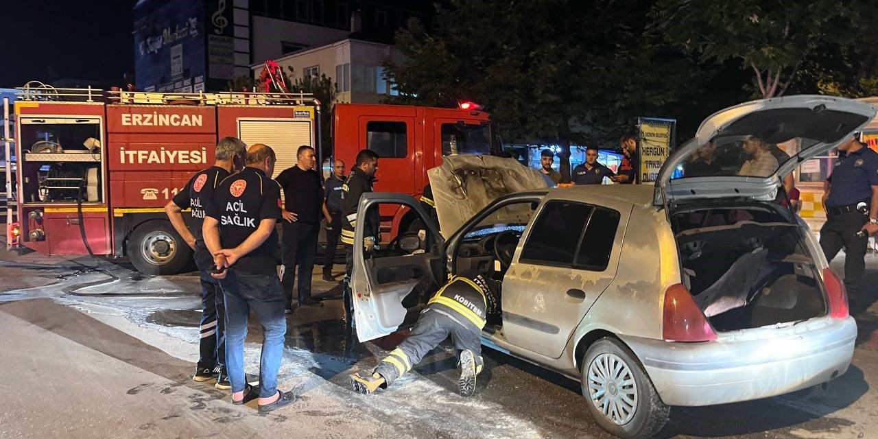 Erzincan’da gece saatlerinde korkutan araç yangını