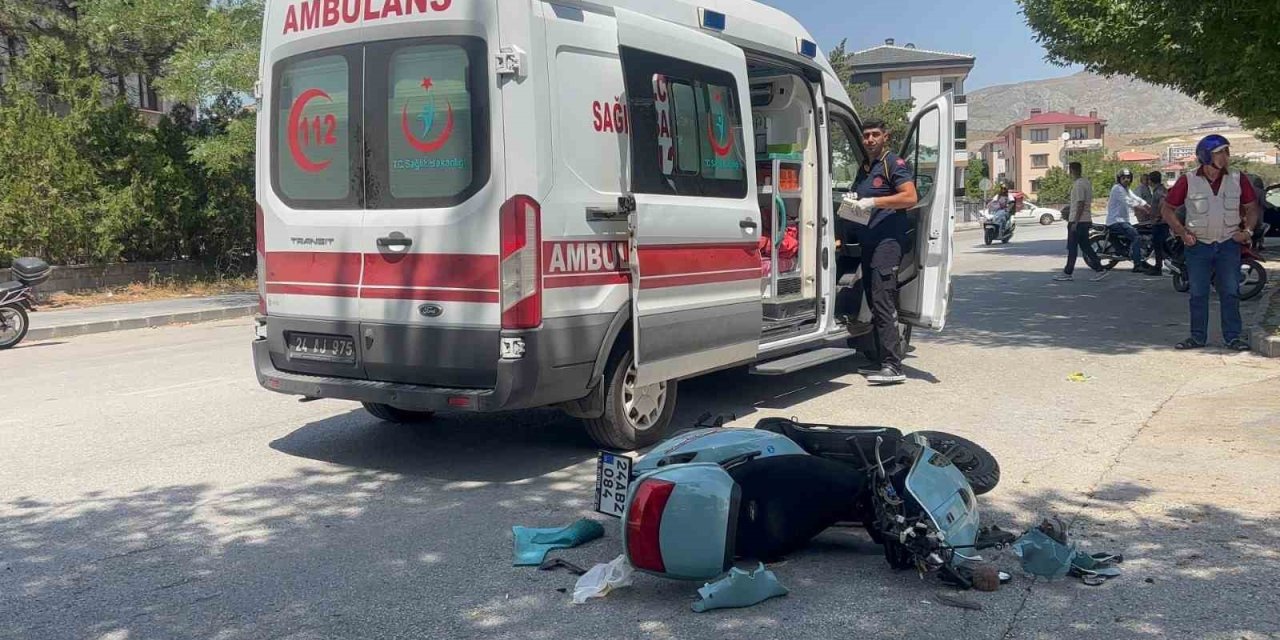 Erzincan’da motosiklet ile hafif ticari araç çarpıştı: 1 yaralı