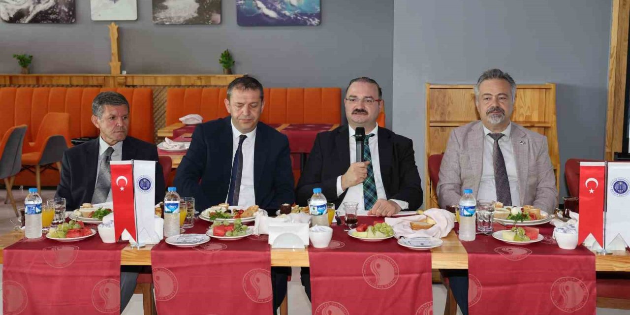 Rektör Hacımüftüoğlu okul yöneticileriyle bir araya geldi