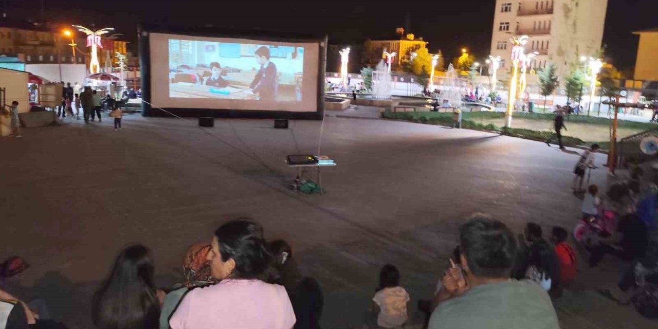 Hakkari’de açık hava sinema günlerine yoğun ilgi