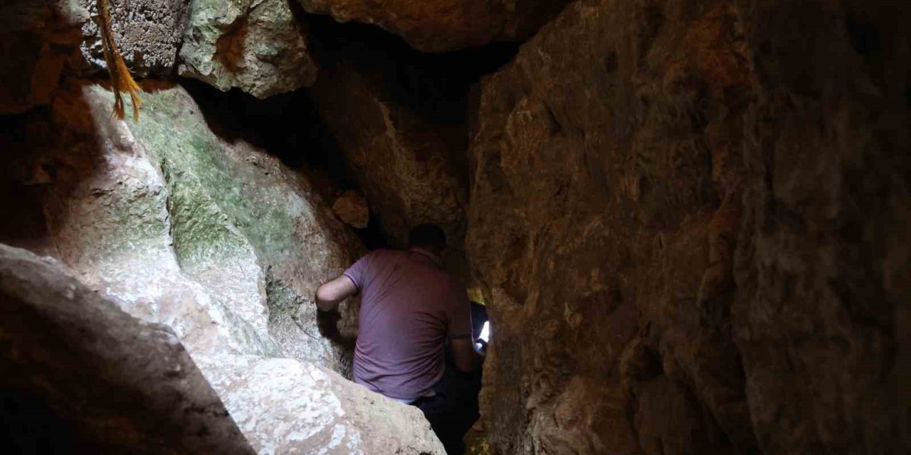Elazığ’da sıcaktan bunalanlar ‘Buzluk Mağarasına’ akın etti
