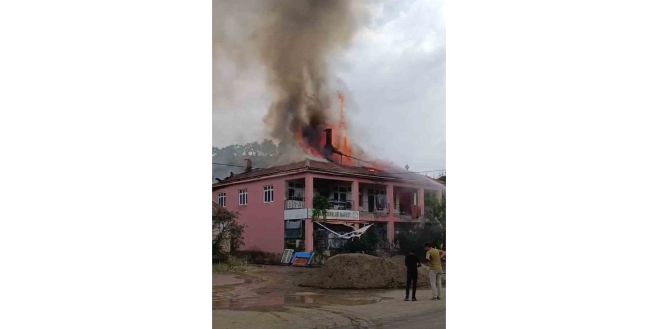 Elazığ’da çatı yangını, itfaiye tarafından söndürüldü