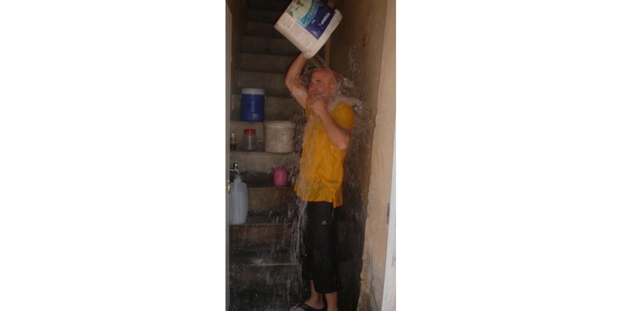 Sıcaklığa dayanamadı kafasından aşağı kovayla su döktü