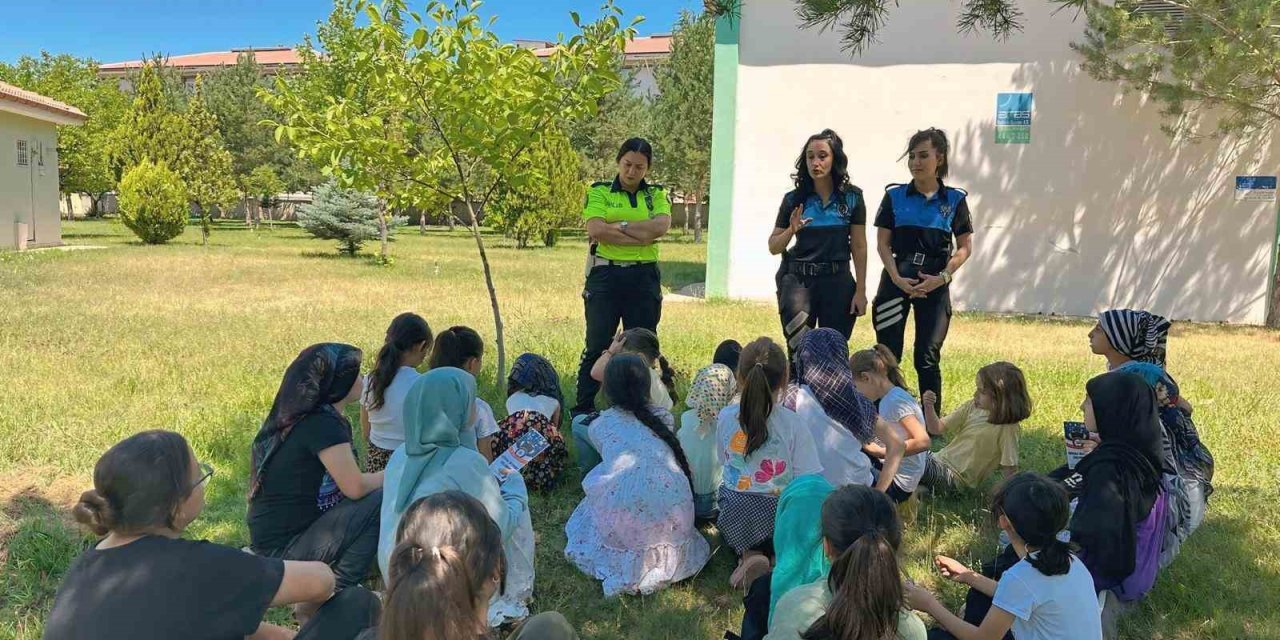 Erzincan polisi çocukları bilgilendiriyor