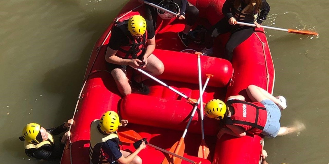 Kavurucu sıcaklarda rafting yaparak serinlediler