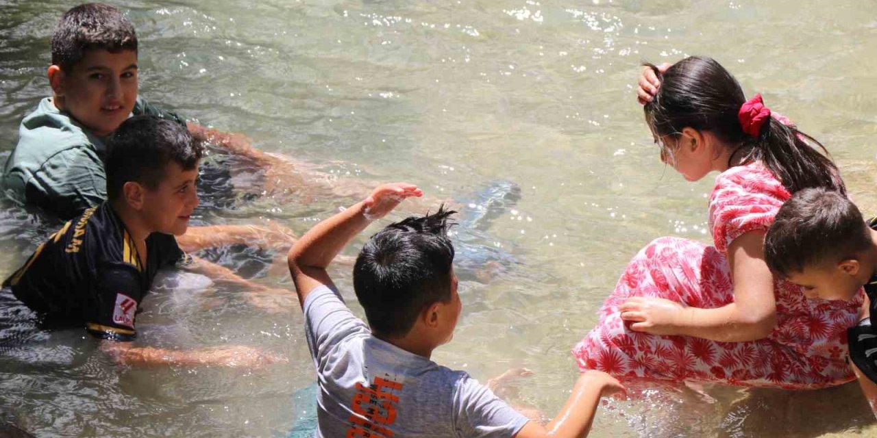 Aşırı sıcakların yaşandığı bugünlerde serinlemek isteyenler Girlevik Şelalesi’ne akın ediyor