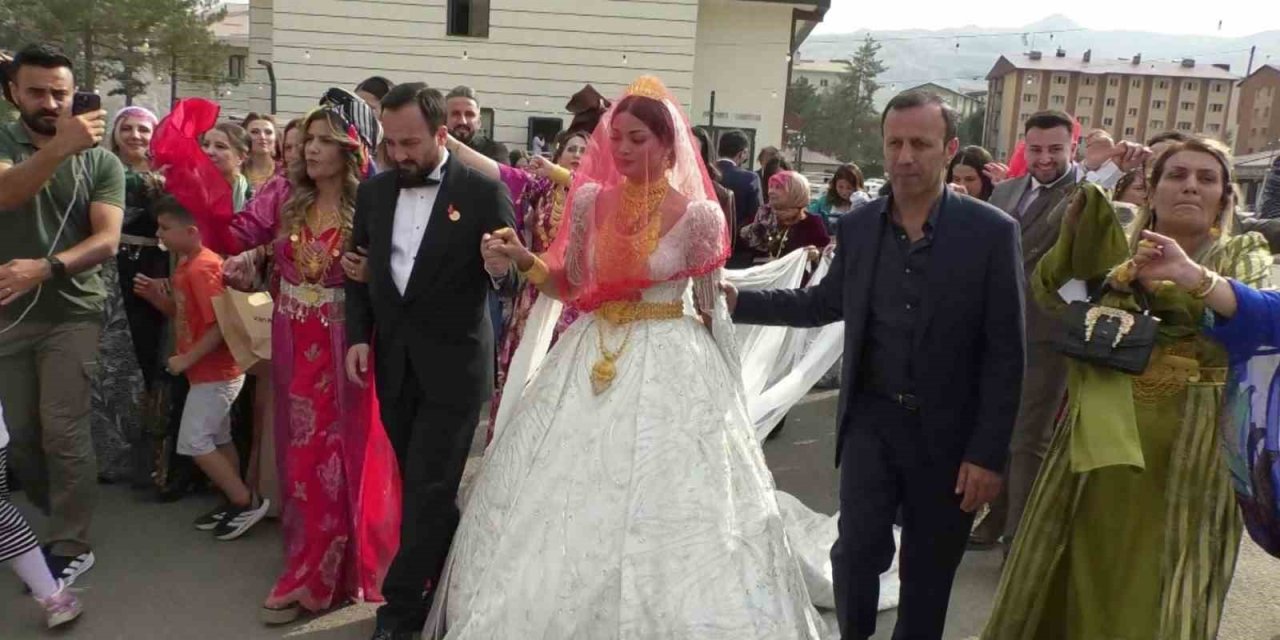 Aşiret mensubu başkana görkemli düğün