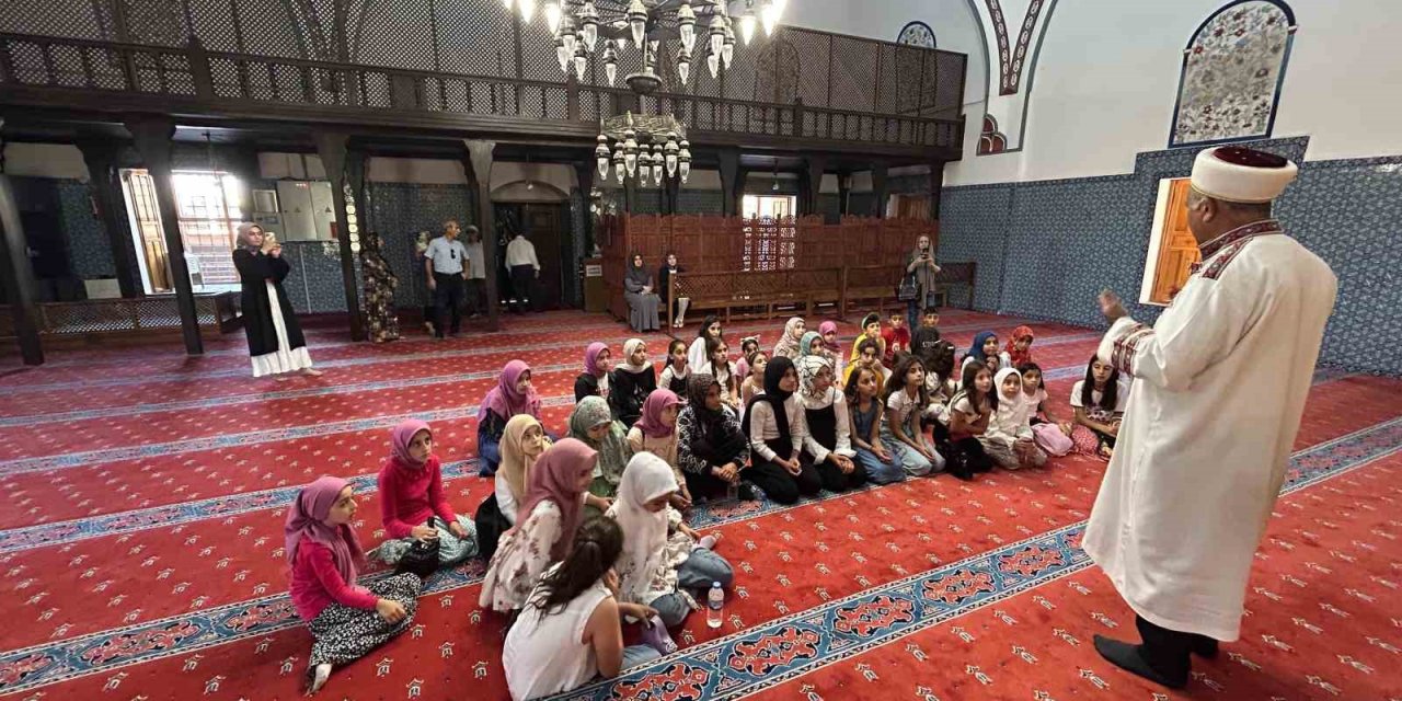 Kur’an kursu öğrencileri Hüsrev Paşa Camii’nin manevi atmosferini teneffüs etti