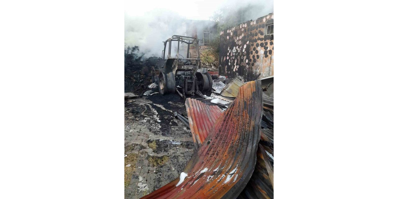 Elazığ’da yanan traktör kullanılmaz hale geldi