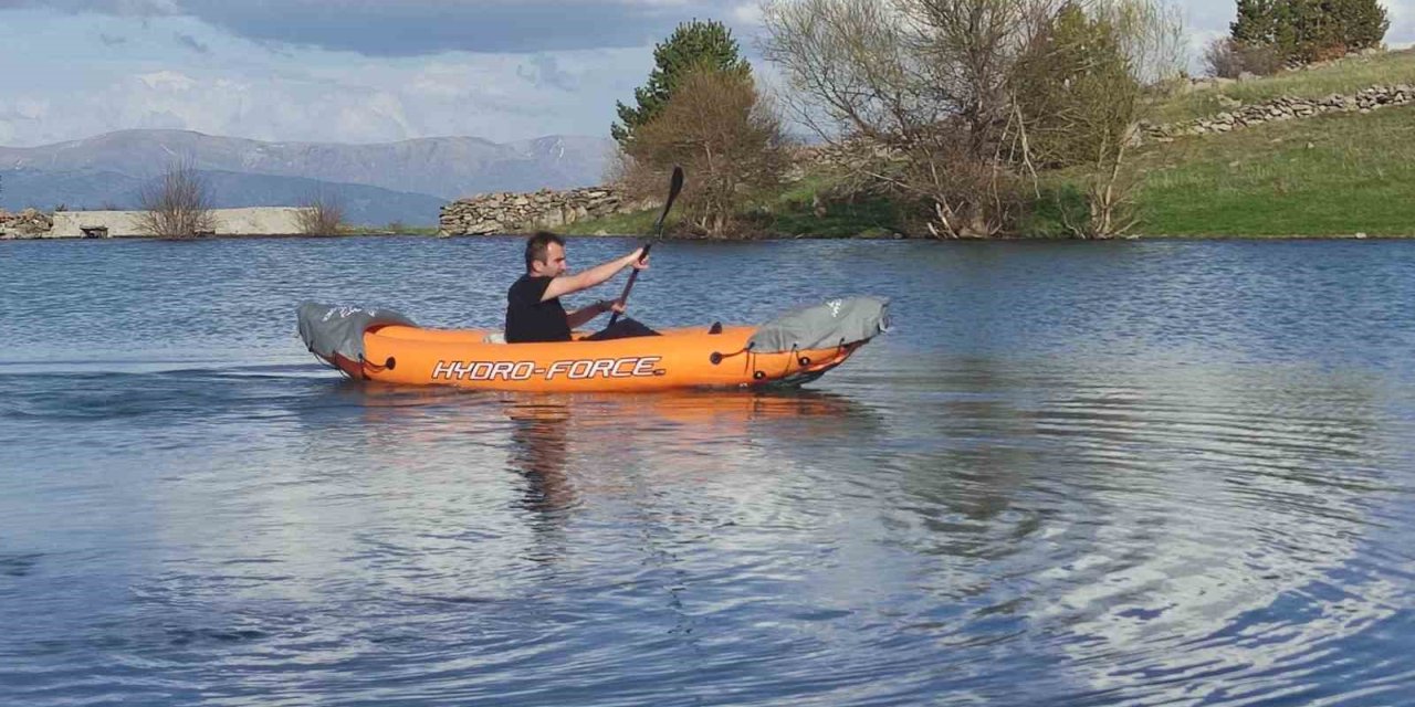 Kızıl Göl’de kano keyfi