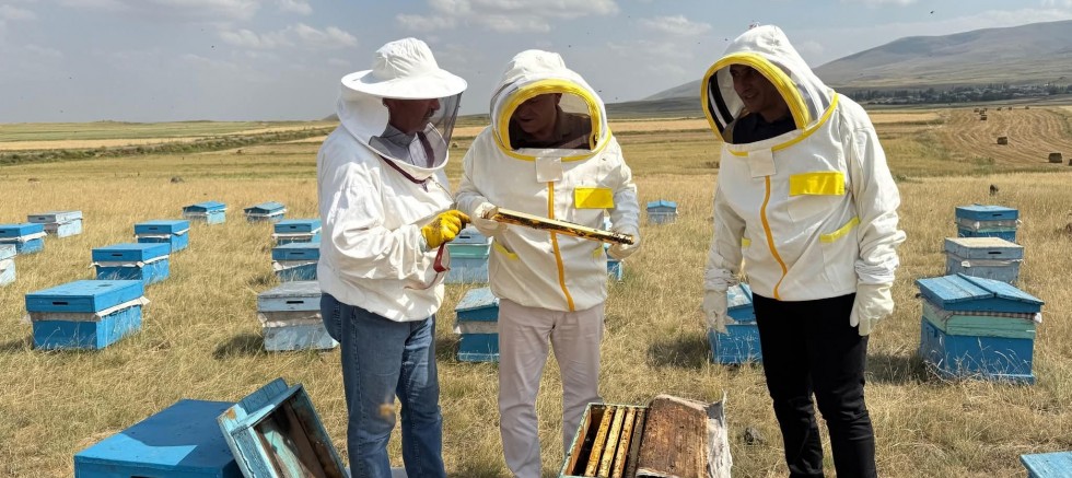 Vali Polat, arıcıları ziyaret etti