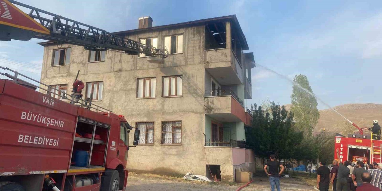 Van’da çatı yangını