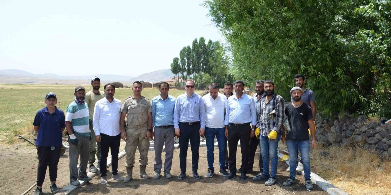 Bulanık’ta yol asfaltlama çalışması